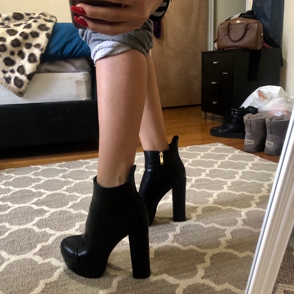 Red bottom helped black leather boots - Picture 5 of 7